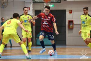 Mateus, primo gol con la Pirossigeno Cosenza (foto Michele De Marco)